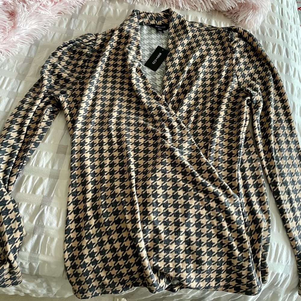 Cross front, draped effect, extremely flattering NWT Pristine condition. - Picture 5 of 5